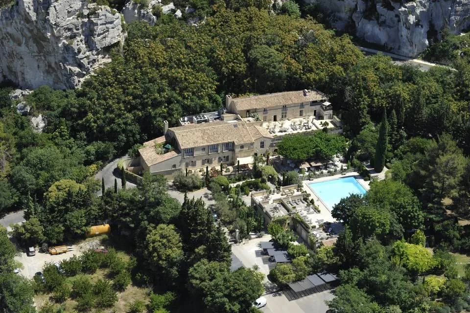 L'OUSTAOU DE BAUMANIERE HELICOPTERE