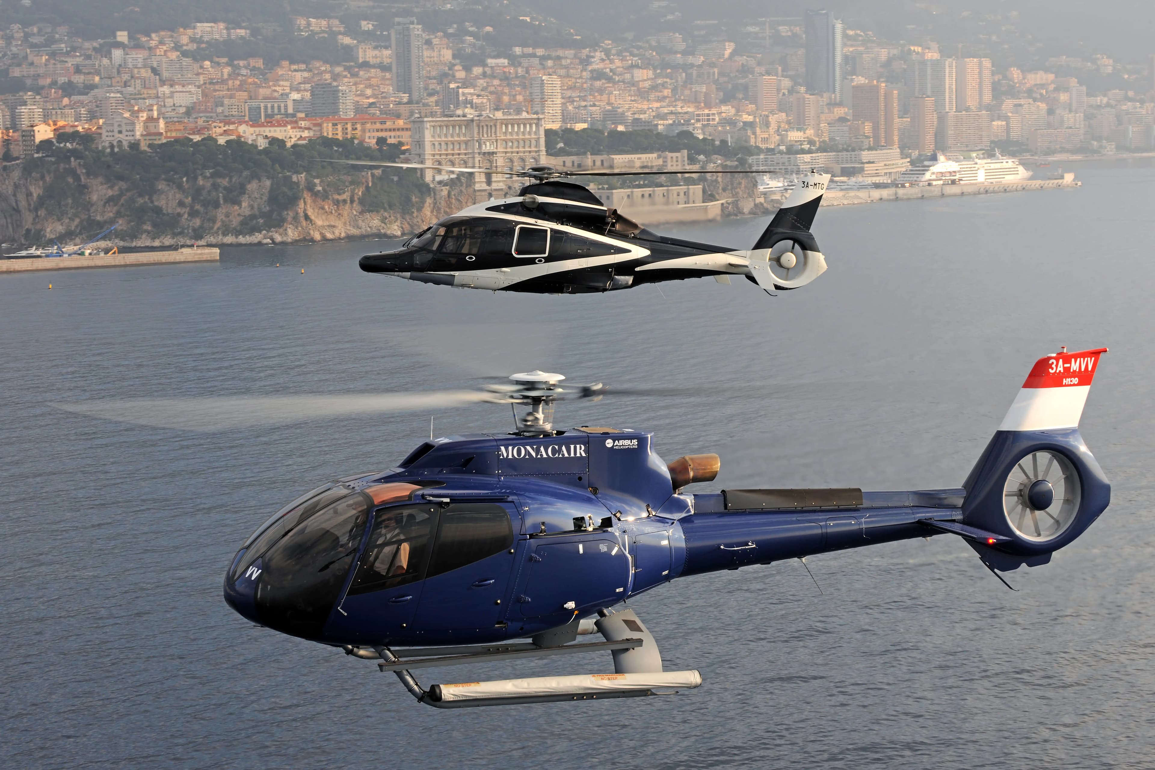 Hélicoptère MONACAIR au-dessus du littoral monégasque, en vol depuis 1988